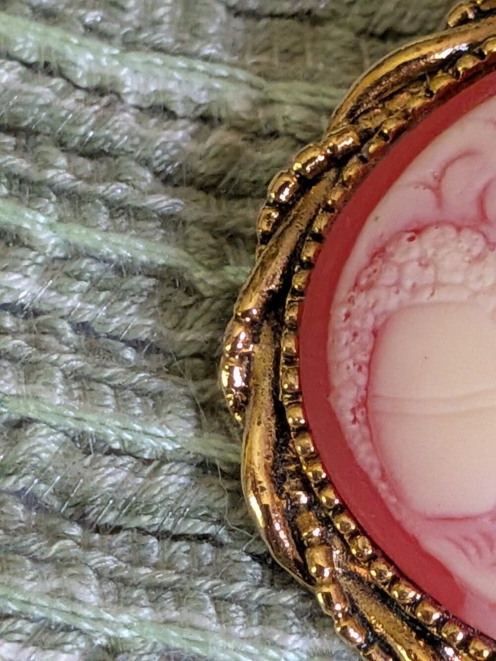 Vintage Red & White Mother and Child Cameo Resin Gold Tone Brooch Pin - Picture 4 of 8